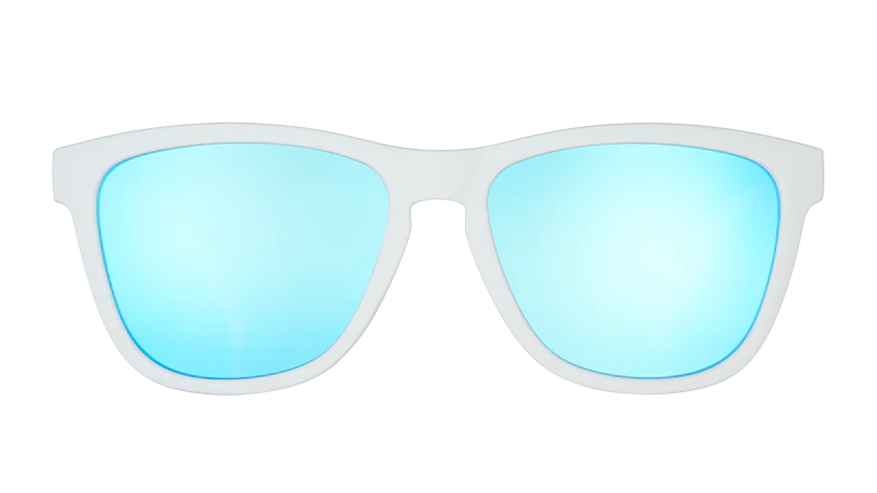 goodr Iced By Yetis. Dessa vita bågar med blått speglande glas ger en kyligt cool look som passar utmärkt till vardags och träning. Framtagna för att sitta där de ska under aktivitet. Polariserade UV400-linser. 