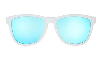 goodr Iced By Yetis. Dessa vita bågar med blått speglande glas ger en kyligt cool look som passar utmärkt till vardags och träning. Framtagna för att sitta där de ska under aktivitet. Polariserade UV400-linser. 