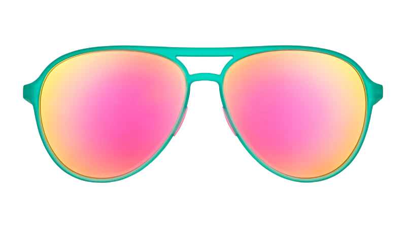 goodr Kitty Hawkers' Ray Blockers. Gröna pilotbrillor med speglande rosa lins. Specialutvecklad greppbeläggning som förhindrar att glasögonen glider - även när du svettas. Polariserade linser. 