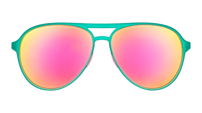 goodr Kitty Hawkers' Ray Blockers. Gröna pilotbrillor med speglande rosa lins. Specialutvecklad greppbeläggning som förhindrar att glasögonen glider - även när du svettas. Polariserade linser. 