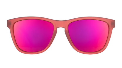 goodr Phoenix at a bloody mary bar. Röda träningsglasögon som är super coola som accessoar till vardags