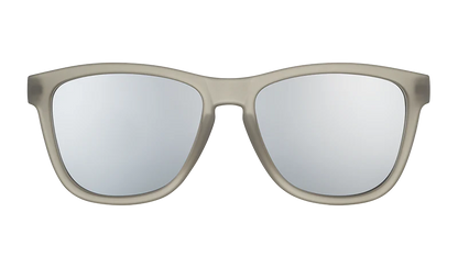 goodr Going to valhalla....witness!. Grå båge med speglande lins. Den speciella greppbeläggningen på ramen gör att glasen sitter stabilt utan en tung ram vilket ger en väldigt låg vikt. De polariserade UV400-linserna skyddar dig mot UV-A och UV-B strålning. 