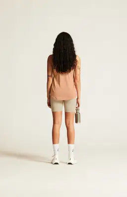 Craft Collective Singlet W. Träningslinne med stilren design till dam. Racerback-konstruktion och rundad nederkant för en feminin siluett. Här i rosa nyans med vit craft etikett nedtill fram.