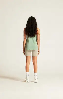 Craft Collective Singlet W. Träningslinne med stilren design till dam. Racerback-konstruktion och rundad nederkant för en feminin siluett. Här i ljusgrön nyans med vit craft etikett nedtill fram.