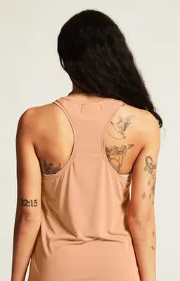 Craft Collective Singlet W. Träningslinne med stilren design till dam. Racerback-konstruktion och rundad nederkant för en feminin siluett. Här i rosa nyans med vit craft etikett nedtill fram.