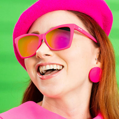 I dessa hetrosa solglasögon med rosa reflekterande linser kan du verkligen stå ut som den stilikonen du är! Tack vare den  Speciella greppbeläggningen så rör solbrillorna inte på sig när dem väl sitter på ansiktet. Såklart är dem polariserade också! 