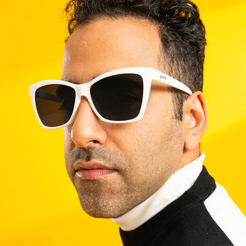 goodr The Mod One Out - Vita solglasögon med en häftig vinklad båge och svarta icke-reflekterande linser.