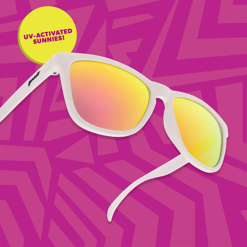 goodr Neon Is My Neutral. Limited edition solglasögon från goodr som skiftar färg i solen - från benvit till iögonfallande lila och syrligt gul. De rosa