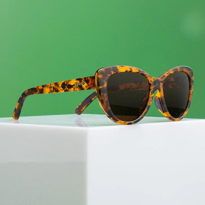 goodr The Catwalk's Meow. Eleganta cat-eye solglasögon med leopardmönster och brun lins. Den speciella greppbeläggningen på ramen gör att glasen sitter stabilt utan en tung ram vilket ger en väldigt låg vikt. De polariserade UV400-linserna skyddar dig mot UV-A och UV-B strålning. Solglasögonen är slitstarka och krossas inte av en smäll. 