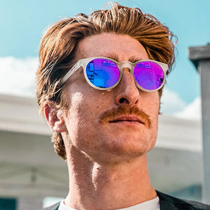 goodr Strange Things Are Afoot At The Circle G. Vta bågar med lila speglande lins i rund modell. Solglasögon anpassade för träning men även snygga till vardags när solen lyser som starkast.