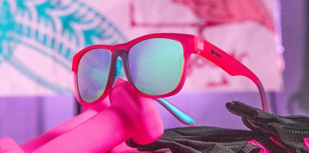  Flamingo? Rosa solglasögon för träning och vardags.Hos Hoka specialisterna i Sverige.