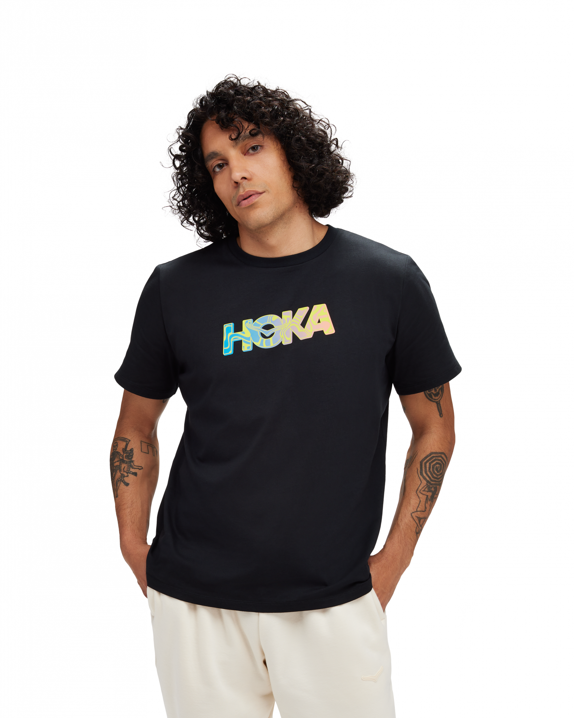 Skön avslappnad svart T-shirt med logga på bröstet i multifärg. 