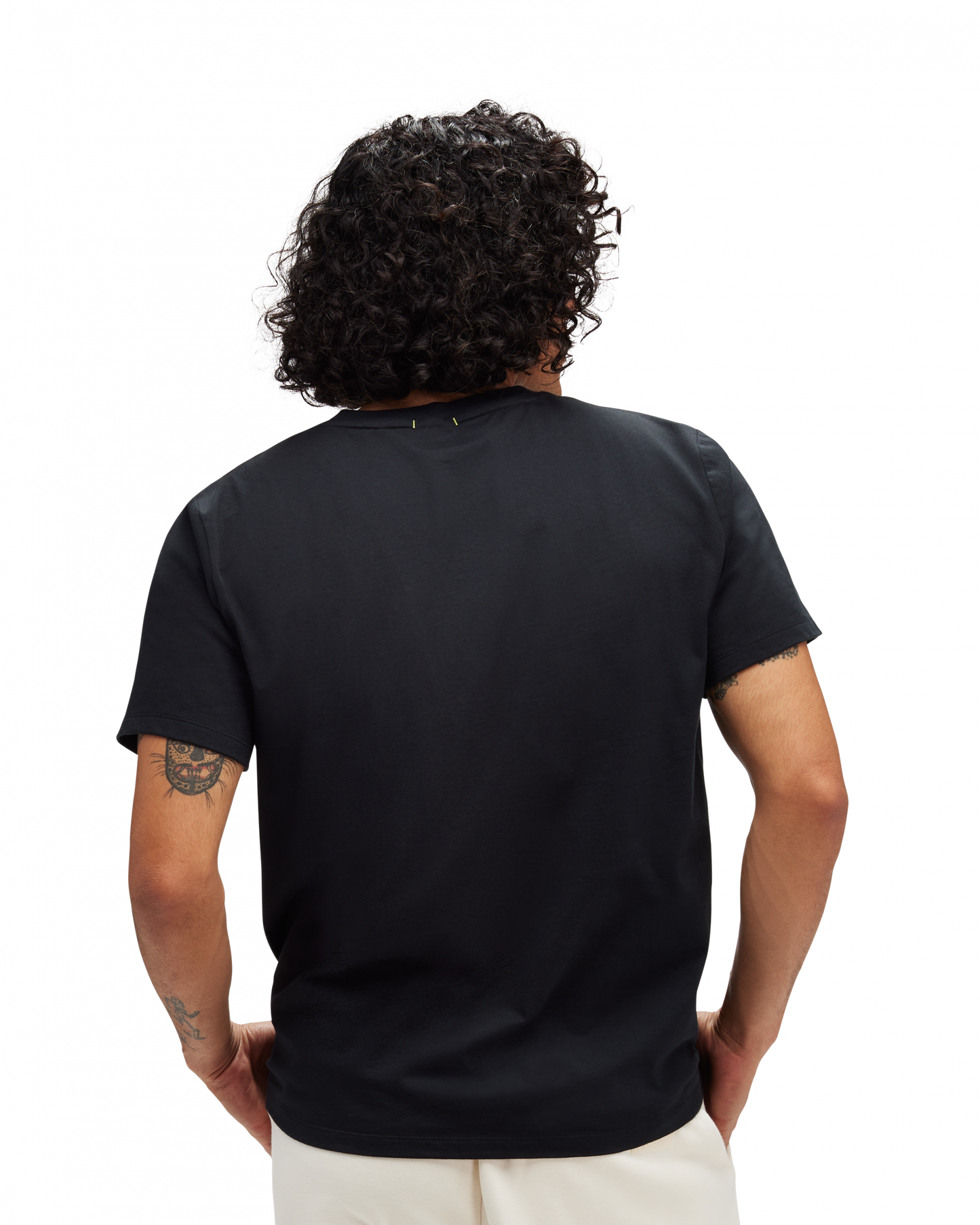 Skön avslappnad svart T-shirt med logga på bröstet i multifärg. 