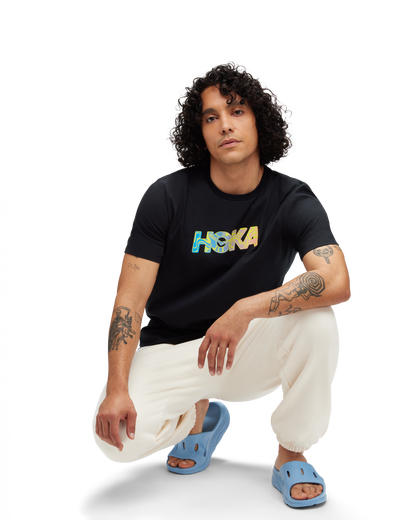 Skön avslappnad svart T-shirt med logga på bröstet i multifärg.