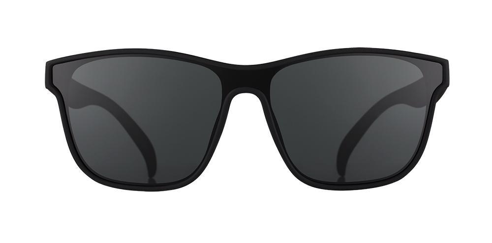 goodr The Future is Void. Svarta träningsglasögon som får dig att se lite extra cool ut. Sitter där dom ska trots aktiva dagar.