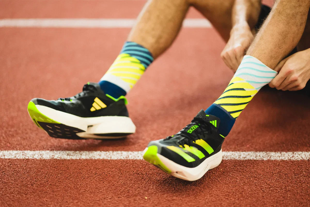 Incylence Running Diagonals Navy Canary. Löparstrumpa med perfekt passform. Blå i grunden med fräska detaljer i turkos