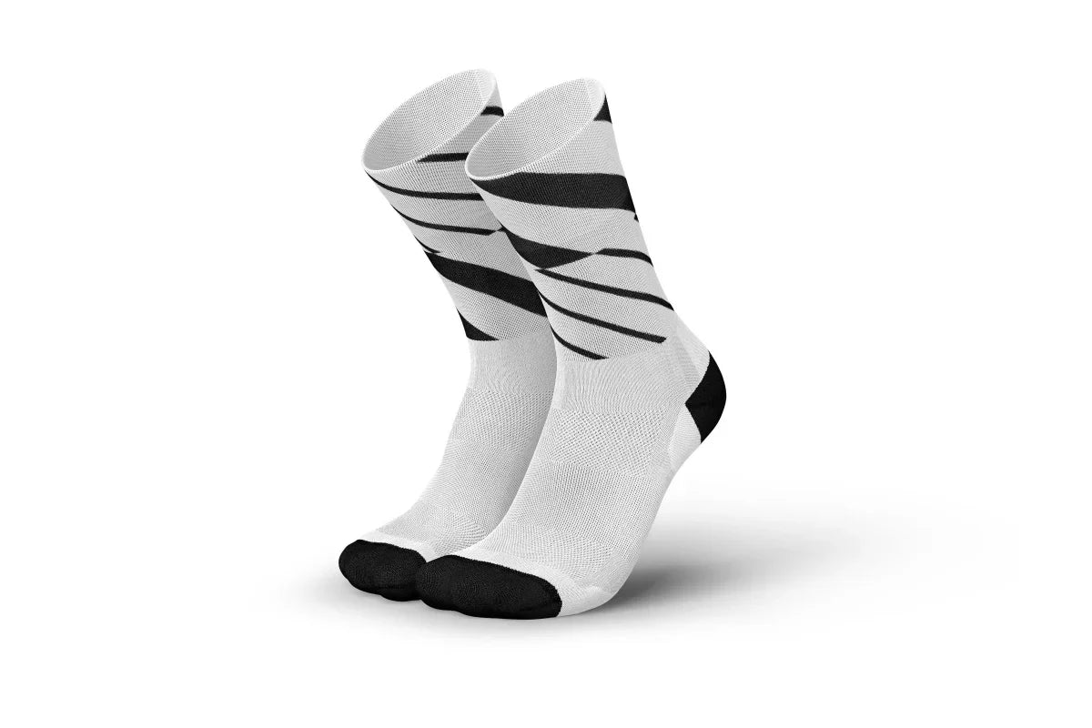Incylence Ultralight Angles White. Vit och svart löparstrumpa med perfekt passform.